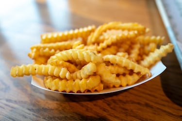 El Museo de las Patatas Fritas (Frietmuseum) está dedicado enteramente a la historia de las patatas y el icónico plato nacional belga: las patatas fritas (frites). Recorre la historia de la patata desde sus orígenes hasta su llegada a Europa, con exposiciones sobre cómo se inventaron y cómo se preparan las auténticas patatas fritas belgas.