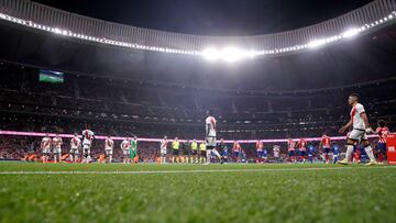 La salida de los jugadores antes del Atlético-Rayo Vallecano