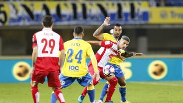 Tana y Salva Sevilla disputan un bal&oacute;n.