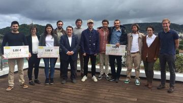 (Ernesto Gasco, Teniente Alcalde de Donostia/San Sebasti&aacute;n, miembros del jurado, Adur Letamendia (Pukas), Eduardo Cenzano (Trinity
 Technologies) y Javier Gonz&aacute;lez (Surflogic, junto con los tres equipos ganadores del concurso).