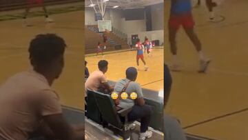 Vídeo: La increíble canasta de un basquetbolista colegial, rompió hasta el tablero