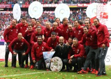 El Bayern homenajea a Guardiola tras ganar la Bundesliga