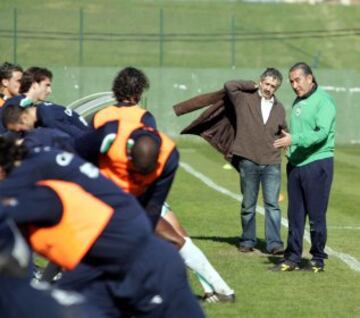 Nando Yosu con Manolo Preciado durante un entrenamiento del Racing en el 2005. 