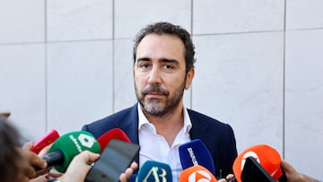 MADRID, 18/06/2025.- El empresario y presunto comisionista Víctor de Aldama a su salida este miércoles del juzgado de Instrucción nº4 de Majadahonda, para comparecer en calidad de testigo ante la jueza que investiga a Luis Rubiales y a Gerard Piqué por el contrato de la Supercopa en Arabia Saudí. EFE/Rodrigo Jiménez