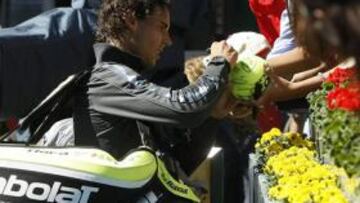 <b>MENOS DE HORA Y MEDIA. </b>Rafa Nadal tuvo un debut rápido en el Masters 1.000 de Madrid y, antes de tomar el camino de los vestuarios, se detuvo a firmar autógrafos.