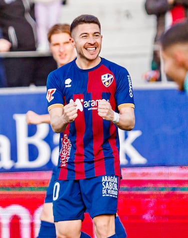 El veterano centrocampista estuvo atento en un mal envío de Guillermo Vallejo, para, primero, recuperar el balón; y segundo, poner el periscopio en un remate lejano. El meta trató de recular, pero el disparo de Portillo acabó dentro.