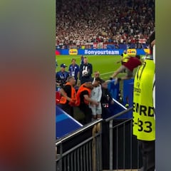 El vídeo del hombre que ha terminado hospitalizado tras lanzarse a por Cristiano: la imagen impacta