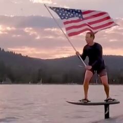 Un vídeo de Mark Zuckerberg pasa de gesto patriótico a meme viral