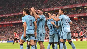 Los jugadores de Osasuna celebran el gol de Raúl.