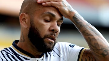 (FILES) Pumas' Brazilian defender Dani Alves gestures during the Mexican Apertura tournament football match against Atlas at the Jalisco stadium in Guadalajara, Jalisco State, Mexico, on September 3, 2022. Spanish prosecutors are seeking a nine-year jail term for former Brazil star Dani Alves who is accused of raping a young woman at a Barcelona nightclub in December 2022. Prosecutors have also demanded the former Barcelona and Paris Saint-Germain full-back, who has been in jail in Spain since his arrest in January, pay his alleged victim 150,000 euros ($163,500) in compensation, according to a copy of his indictment seen by AFP on November 23, 2024. (Photo by Ulises Ruiz / AFP)