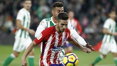 Sevilla/10-12-2017: El jugador del Atco de Madrid,Koke (d) pelea un bal&oacute;n a cabeza con el jugador del Real Betis, Camarasa (i) durante el partido correspondiente a la deciquinta jornada de liga disputado hoy en el estadio Benito Villamar&iacute;n.
 FOTO: PACO PUENTES/EL PAIS