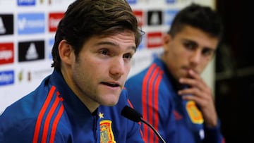 GRAF6693. MADRID, 20/03/2018.- Los jugadores de la selecci&oacute;n espa&ntilde;ola de f&uacute;tbol Marcos Alonso Mendoza y Rodrigo Hern&aacute;ndez Cascante (d) durante la rueda de prensa posterior al entrenamiento de La Roja esta ma&ntilde;ana en la Ci