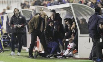 Paco Jémez y Lass Bangoura estuvieron a punto de llegar a las manos en el partido de Copa del Rey entre Rayo y Getafe. Todo ocurrió en el minuto 69, cuando Jémez decidió sustituir a Lass en lugar de Adrián Embarba. Al guineano no le gustó el cambio y le dijo algo a Jémez, además de pegarle un puñetazo al banquillo. Paco le indicó el camino de los vestuarios y Lass reaccionó de forma violenta. La seguridad privada del estadio y los jugadores rayistas tuvieron que intervenir para que el asunto no fuera a mayores.













