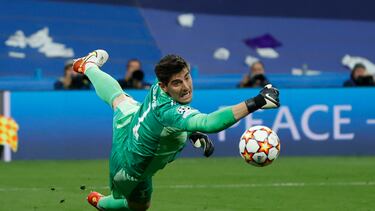 Thibaut Courtois , durante el partido de semifinales de la Liga de Campeones entre el Real Madrid y Mancester City