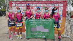Varios participantes del Campeonato de Espa&ntilde;a de Duatl&oacute;n posan con la GreenSport Flag de ADESP.