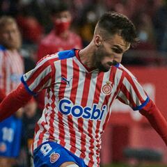 Sadiq y Robertone triunfan en Girona y hacen líder al Almería