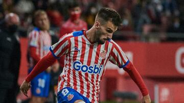 Sadiq y Robertone triunfan en Girona y hacen líder al Almería