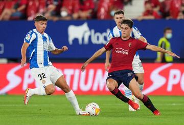 El futbolista ya tuvo sus primeros minutos la temporada pasada. Este año está llamado a ayudar aún más a los de Arrasate. Su demarcación es la de mediapunta pero también puede ejercer como pivote, puesto que ha ocupado en el filial rojillo. A pesar de que los técnicos le avalan por su nivel con el balón, el futbolista está creciendo en el juego sin él, en la presión. El de Ólvega jugó unos minutos en el debut frente al Espanyol. 