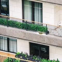 La Ley de Propiedad Horizontal lo confirma: si un vecino se pone a pintar las barandillas del balcón o terraza, puedes apelar al artículo 7.1