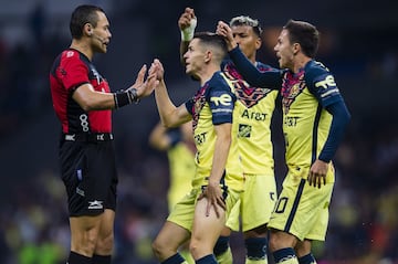 La polémica arbitral se hizo presente en el Estadio Azteca, sin embargo, el arbitraje fue justo para ambos equipos.