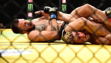 Wasabi haciendo una llave a Sage Northcut durante su combate en el UFC 200.