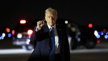 U.S. President Donald Trump pumps his fist upon his arrival in West Palm Beach, Florida, U.S., January 31, 2025. REUTERS/Kevin Lamarque