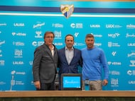 Kike Pérez, director general del Málaga, con Loren Juarros y Juanfran Funes.