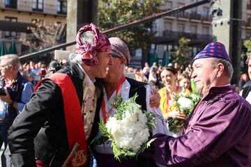 Tres hombres vestidos con el tradicional traje de maño durante la tradicional ofrenda de flores a la Virgen del Pilar