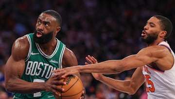 Jaylen Brown, quien necesitó de inyecciones para aliviar el dolor desde marzo y jugó todos los playoffs con molestias en la rodilla derecha, es defendido por Mikal Bridges.