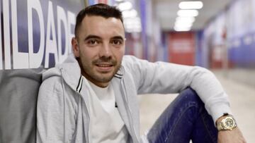 Iago Aspas posa para AS sentado en los vestuarios de A Madroa.