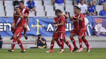 Los jugadores del Rayo celebran el 1-1 en el Tartiere.