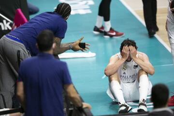 Sergio Llull se lamenta tras una entrada en la que los árbitros no pitaron falta.