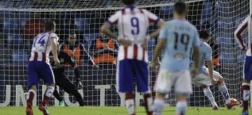 1-0. Nolito adelantó a los celestes desde los once metros.