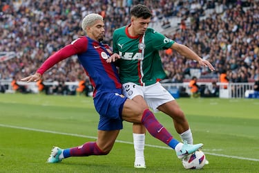 El jugador del Barcelona, Ronald Araujo, trata de evitar la jugada del futbolista del Alavés, Javi López. 
