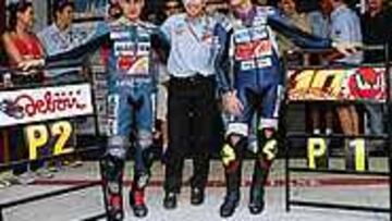 FIESTA EN EL BOX. Cuando la tabla de tiempos dio la noticia, la alegría se desató en el box del equipo de Aspar. El primero en felicitar a su sobrino Fonsi Nieto por su pole, fue el propio Ángel, con un gran abrazo.