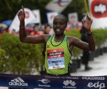 La atleta keniana Monica Jepkoech cruza la meta como ganadora de la 38 edición del maratón de Madrid 