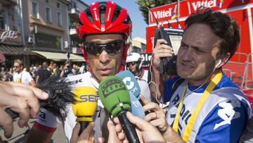 Alberto Contador atiende a los medios de comunicación en el Tour de Francia.