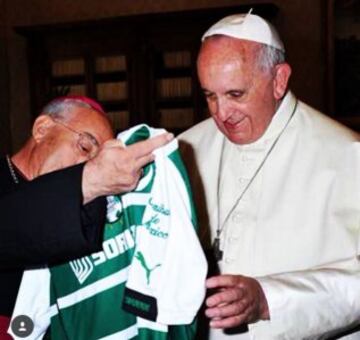 Al Pontífice le dieron una de Santos Laguna.