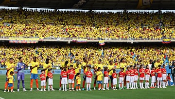 Soccer Football - World Cup - South American Qualifiers - Colombia v Argentina - Estadio Metropolitano, Barranquilla, Colombia - September 10, 2024 Colombia players line up before the match REUTERS/Luisa Gonzalez