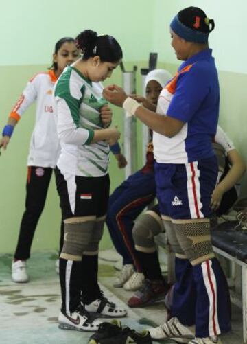 En Sadr City, un barrio chiíta de la capital iraquí, Bagdad, ocho mujeres se preparán para ser las primeras mujeres del equipo de halterofilia femenino de Irak, y conseguir medallas para su país. El equipo de halterofilia femenina representará a Irak en el Campeonato de Asia en Qatar.