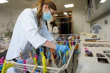 Voluntarios de la universidad en colaboración con el Laboratorio de Análisis y Diagnóstico de Obra de Arte, del Departamento de Historia del Arte, la UV ha puesto en marcha esta iniciativa que pretende reparar los daños que la DANA ha producido en la memoria colectiva de multitud de familias que han perdido fotografías y álbumes de gran valor sentimental y personal.
 