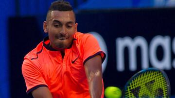 Nick Kyrgios devuelve la bola durante su partido ante el espa&ntilde;ol Feliciano L&oacute;pez en la Copa Hopman.