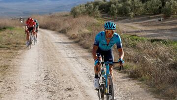 El ciclista kazajo Alexey Lutsenko rueda por uno de los tramos de sterrato durante la Clásica Jaén Paraíso Interior 2022.