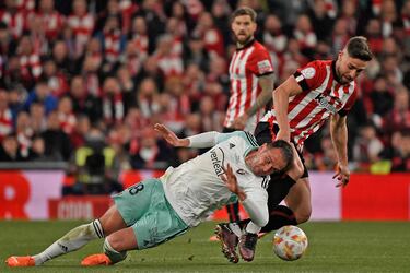 Kike García se lanza al suelo para entorpecer a Yeray Álvarez.