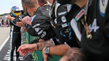 Fernando Alonso es felicitado por sus mec&aacute;nicos tras la carrera en Hungaroring.