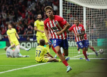 Marcos Llorente celebra un tanto de Griezmann. 