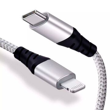 A la derecha el cable USB C, a la izquierda el Lightning de Apple 