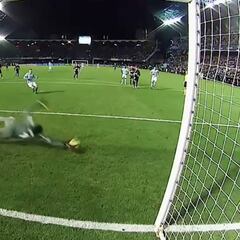 El penal que Keylor Navas atajó a Iago Aspas debió repetirse