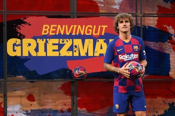 El 12 de julio de 2019 se oficializ¨® su traspaso al F¨²tbol Club Barcelona por 120 millones de euros y con un contrato de cinco a?os de duraci¨®n. El Barcelona ven¨ªa de ganar dos ligas seguidas con Valverde de t¨¦cnico, pero dos chascos grandes en Champions, las remontadas de la Roma en 2018 y del Liverpool en 2019, les llev¨® a pujar fuerte por el delantero que ten¨ªa 28 a?os en aquel momento. A pesar del esfuerzo econ¨®mico, Griezmann no consigui¨® ser el referente ofensivo que s¨ª era en el Atl¨¦tico, nunca logr¨® entenderse con Messi y Su¨¢rez en la delantera blaugrana. Al empezar su tercer a?o como cul¨¦, Griezmann se march¨® cedido de vuelta al Atl¨¦tico en 2021, que pag¨® 10 millones de euros por la cesi¨®n, y al a?o siguiente pag¨® 22 millones de euros al Barcelona para hacerse con los servicios del que terminar¨ªa siendo el m¨¢ximo goleador hist¨®rico del club rojiblanco.