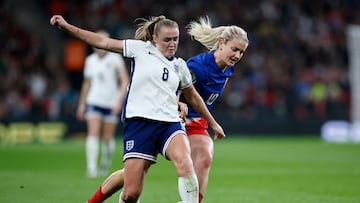 England's midfielder #08 Georgia Stanway (L) vies with USA's midfielder #10 Lindsey Horan (R) during the women's International football friendly match between England and United States at Wembley Stadium in London on November 30, 2024. (Photo by BENJAMIN CREMEL / AFP)